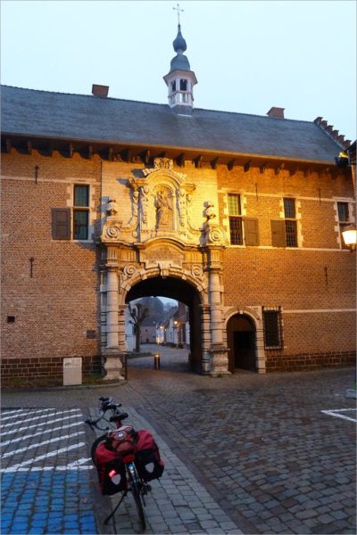 Het Begijnhof in Diest, fietsen in België
